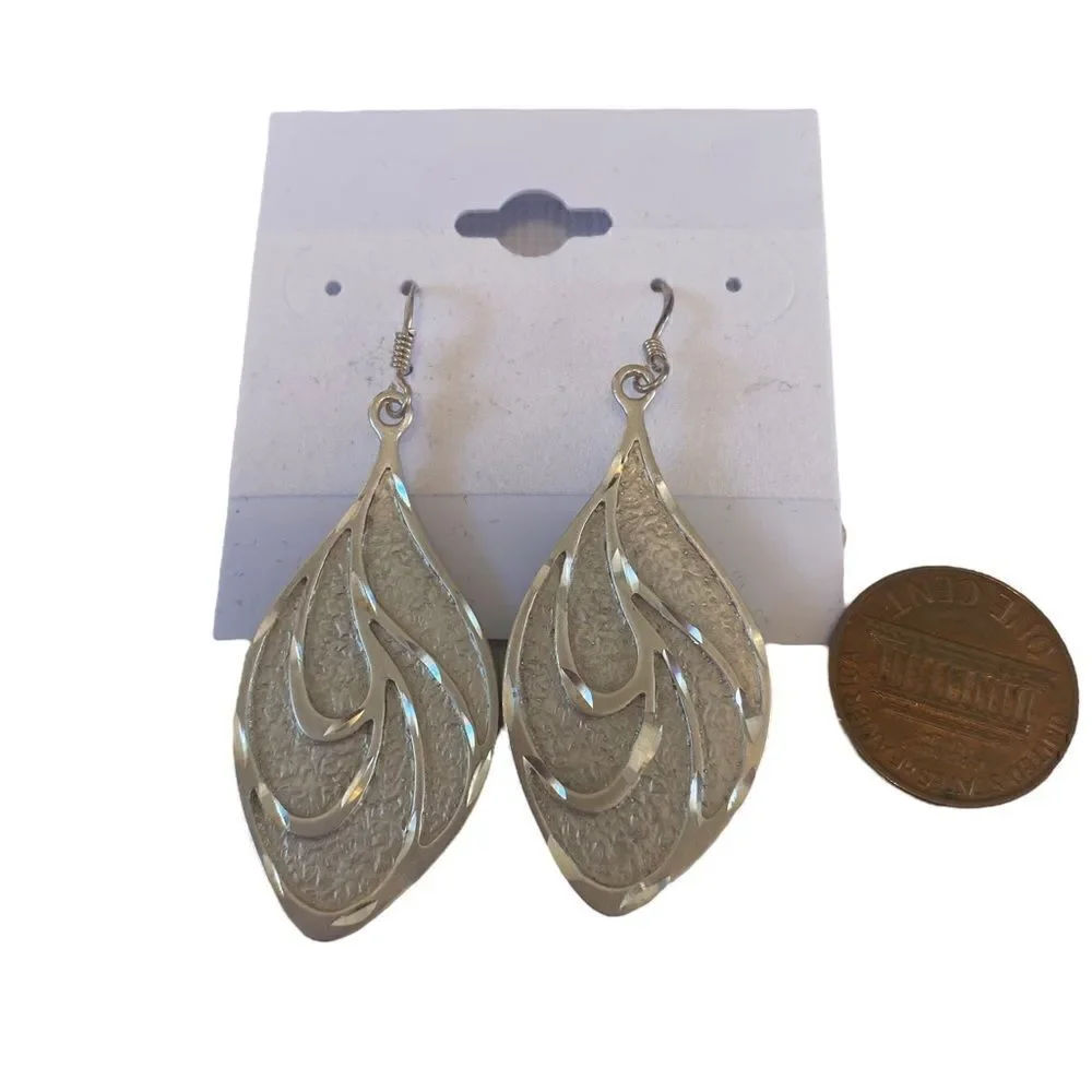 .Beautiful 925 Sterling Silver Vintage Etched Drop Leaf Earrings.
